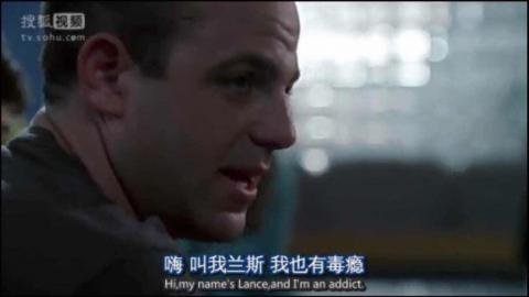 《Prison Break》剧照:副总统身边的特工Paul Adelstein为了接近Sara假扮毒瘾者,在Sara诉说自己的戒毒经历后,他说“我也是”